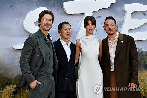 지난 11일(현지시간) 미국 LA에서 영화 '트위스터스' 시사회에 참석한 정이삭 감독(왼쪽에서 두 번째)과 배우들