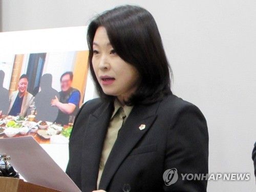 지난해 11월 박진희 충북도의원이 기자회견 하는 모습