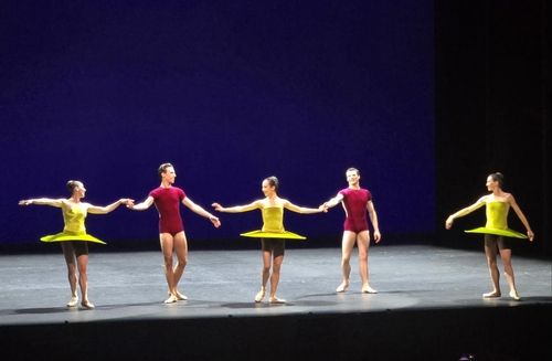 공연을 마친 뒤 관객에게 인사하는 박세은