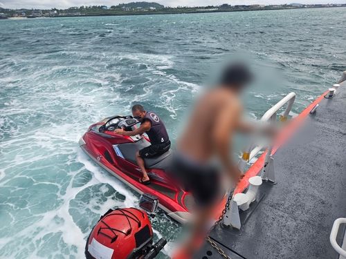 20일 제주시 월령포구에서 발생한 표류자 구조하는 해경