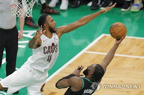 클리블랜드의 에번 모블리(왼쪽)