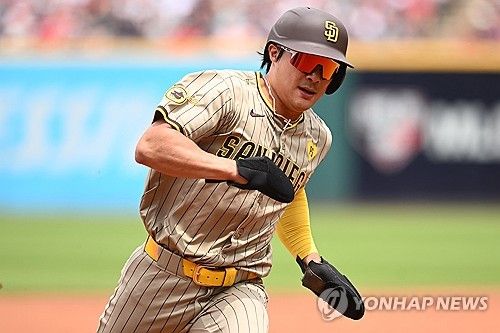 홈으로 질주하는 김하성