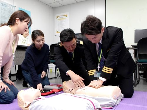 진에어 운항 승무원이 심폐소생술 교육을 받는 모습