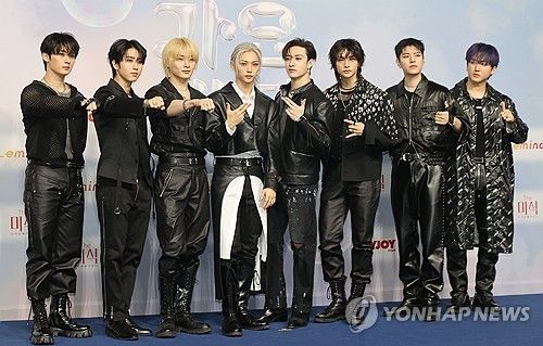 포즈 취하는 스트레이 키즈