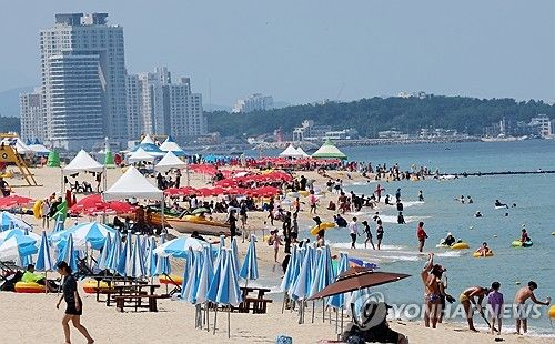 피서객 북적이는 해수욕장