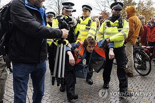 경찰에 체포되는 '저스트 스톱 오일' 활동가