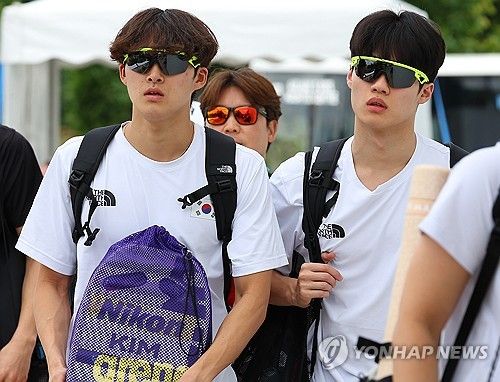 훈련장 향하는 김우민-황선우