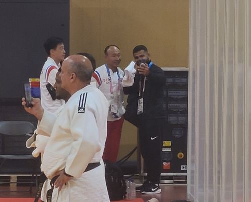 난민팀 라시노네자드와 인사하는 북한 대표팀 지도자