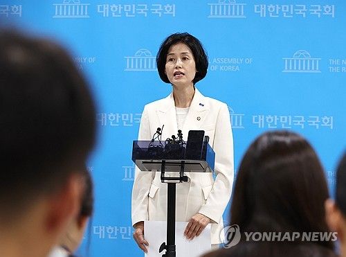 질문에 답변하는 박은정 의원