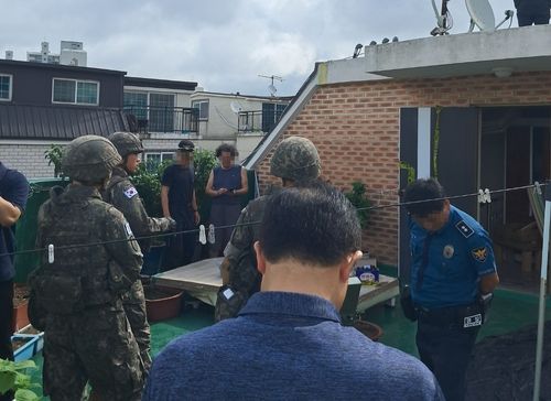 주택 옥상서 발견된 쓰레기 풍선
