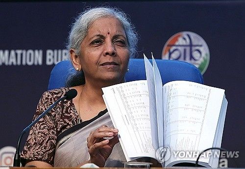 예산안을 의회에 제출한 뒤 회견하는 시타라만 인도 재무장관