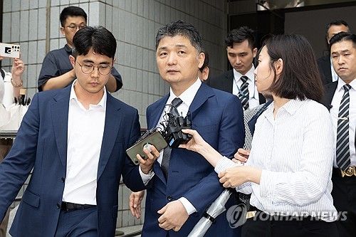 굳은 표정의 카카오 김범수