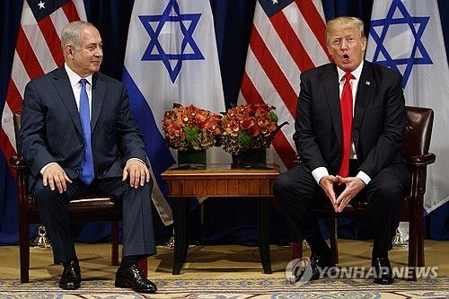 2017년 유엔총회를 계기로 양자회담을 한 베냐민 네타냐후 이스라엘 총리(왼쪽)와 도널드 트럼프 당시 미 대통령(오른쪽)