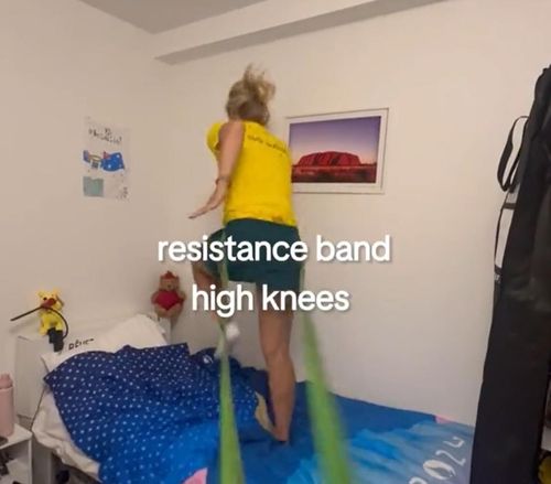 골판지 침대 위에서 달리는 호주 여자 테니스 대표팀 선수