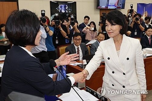 악수하는 이진숙 방송통신위원장 후보자와 최민희 위원장