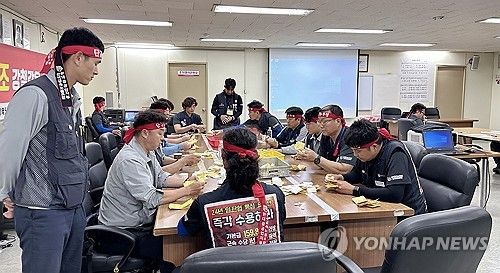 파업 찬반투표 개표 중인 HD현대중공업 노조