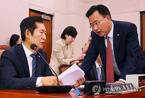 항의하는 유상범 의원