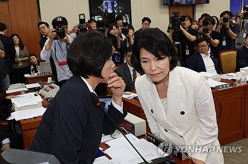 귀엣말 듣는 이진숙 방송통신위원장 후보자