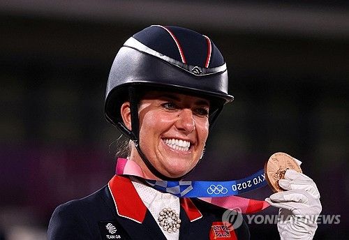 말 학대 행위로 파리 올림픽 출전이 무산된 영국 승마영웅 샬럿 뒤자르댕