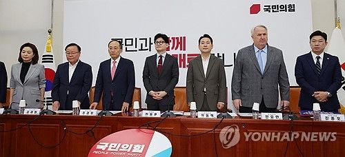 최고위원회의 입장하는 한동훈 당 대표