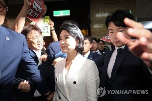 항의 속에 청문회 출석하는 이진숙 후보자