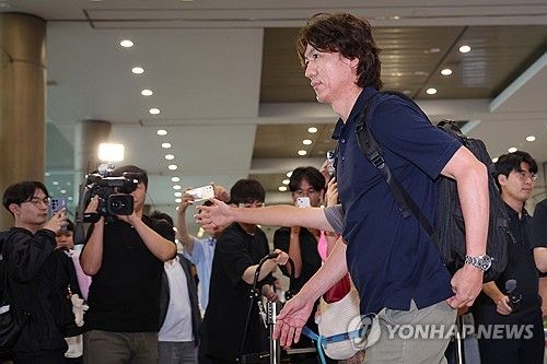 출장 마치고 귀국하는 홍명보 감독