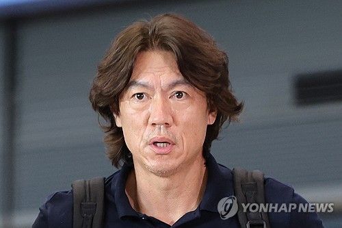 귀국하며 취재진 앞에 선 홍명보 감독