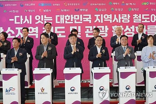 박수 치는 참석자들