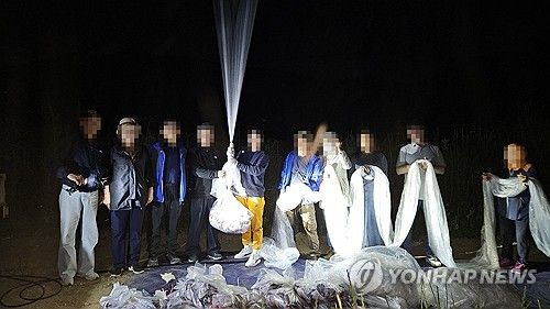 지난달 강화도에서 대북전단을 날리는 탈북민단체