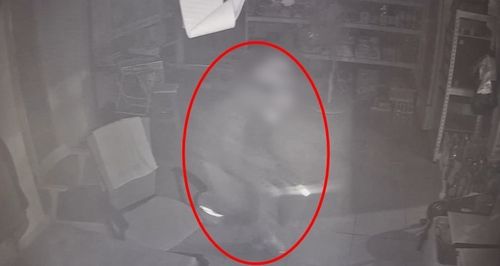 야간시간 전통시장 내 상가 침입하는 절도범