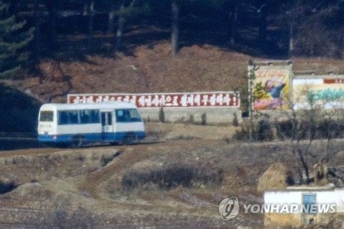 북한 개풍군 일대 지나는 버스
