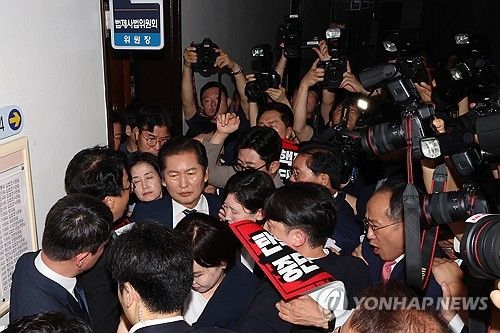여당 항의 받으며 회의장 향하는 정청래 법사위원장