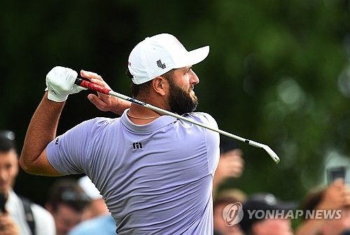 욘 람의 1라운드 경기 모습 