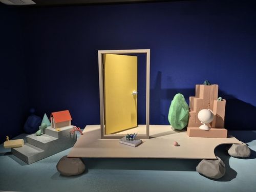 작가가 작업에 사용한 오브제들로 만든 조각 작품들 전시 모습. 