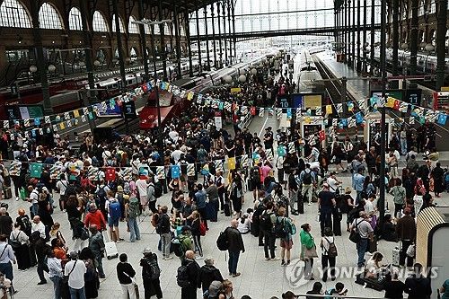 프랑스 철도 방화공격으로 발 묶인 파리 승객들