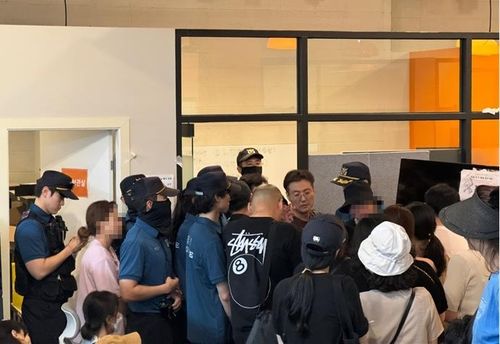 티몬 현장 환불 대기자들과 권도완 운영사업 본부장 27일 오전 상황