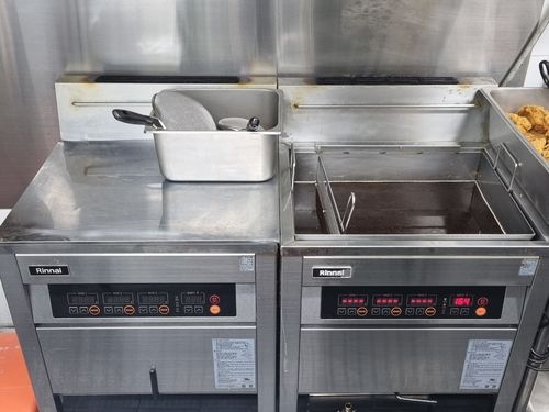 연돈볼카츠 한 점주는 튀김기 두 대 중 한 대만 켜두고 영업한다고 밝혔다. [촬영 전재훈]