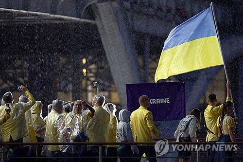 26일(현지시간) 파리올림픽 개막식의 우크라이나 선수단