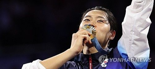 금메달에 입 맞추는 오상욱