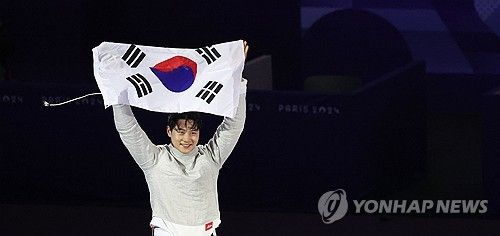 태극기 펼치는 오상욱