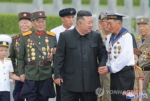 김정은, '전승절' 맞아 조국해방전쟁참전열사묘 참배