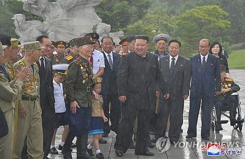조국해방전쟁참전열사묘 참배하는 김정은 수행하는 최선희(사진맨 오른쪽)