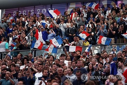 프랑스 국기를 흔드는 관중들