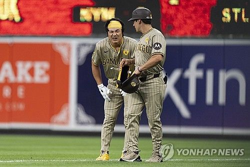 내야 안타 치고 고통 호소하는 김하성