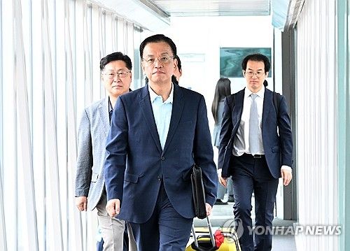 출국하는 최상목 부총리