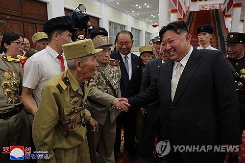 김정은, 조국해방전쟁시기 상징종대들 기념행진의식 참석