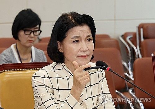 인사청문회 사흘째, 질의 경청하는 이진숙 방송통신위원장 후보자