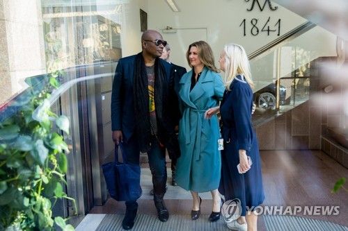 무속인 듀렉 베렛(왼쪽)과 마르테 루이세 노르웨이 공주(오른쪽)