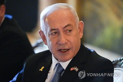 도널드 트럼프 전 미국 대통령과 대화 중인 베냐민 네타냐후 이스라엘 총리