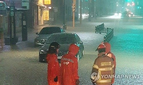 새벽 '기습 폭우' 부산 도로 물바다